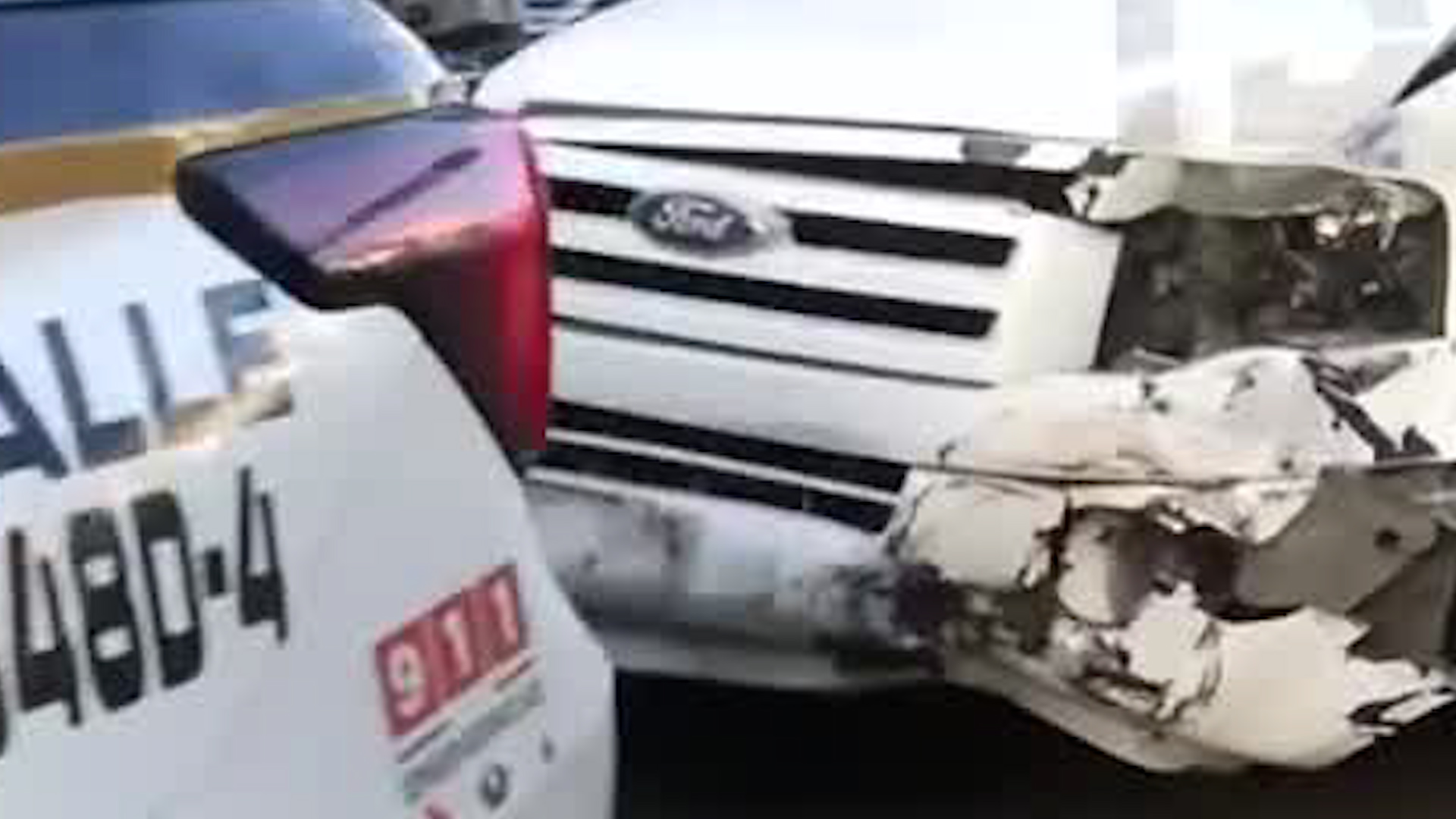 Una patrulla y una camioneta se impactaron fuertemente sobre Eje Central afectando la circulación.