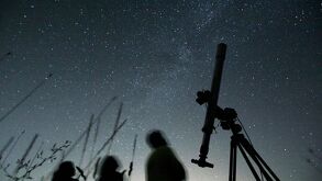 lluvia de meteoritos, fotografía de AP, de noche con destellos de colores en el cielo.