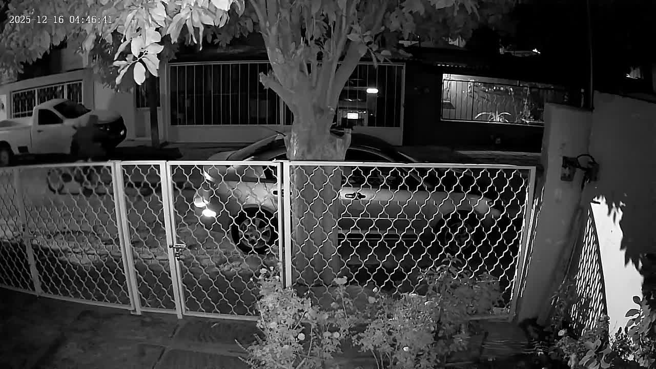 Las cámaras de vigilancia de la colonia Fidel Velázquez registraron el metódico robo de una motocicleta perpetrado por dos sujetos.