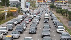 Automóviles circulando por la Vía Atlixcáyotl de Puebla.
