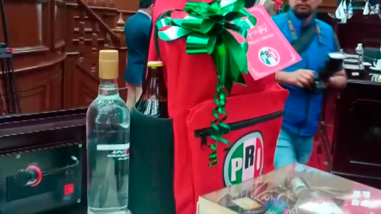 En el Congreso de Michoacán, el equipo del diputado y dirigente estatal del PRI, Guillermo Valencia, repartió mochilas con caguamas a los 40 legisladores.