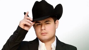 Alfredo Olivas, cantante mexicano que anunció su retiro indefinido.