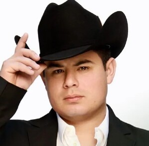 Alfredo Olivas, cantante mexicano que anunció su retiro indefinido.