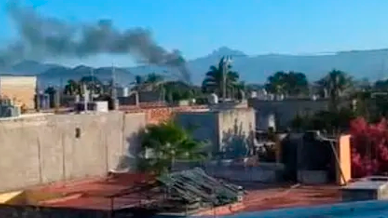 Enfrentamientos armados y bloqueos en vías de comunicación se registraron la mañana de este martes en Escuinapa, Sinaloa.