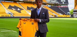 Ethan McLeod durante su presentación con el Wolverhampton
