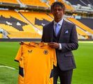 Ethan McLeod durante su presentación con el Wolverhampton