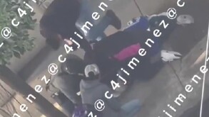 Policías arrestando a un extorsionador en la colonia Juárez, Ciudad de México.