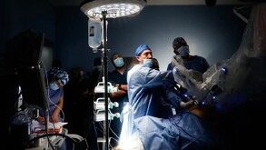 Se observa a unos doctores realizando una cirugía en un quirófano.