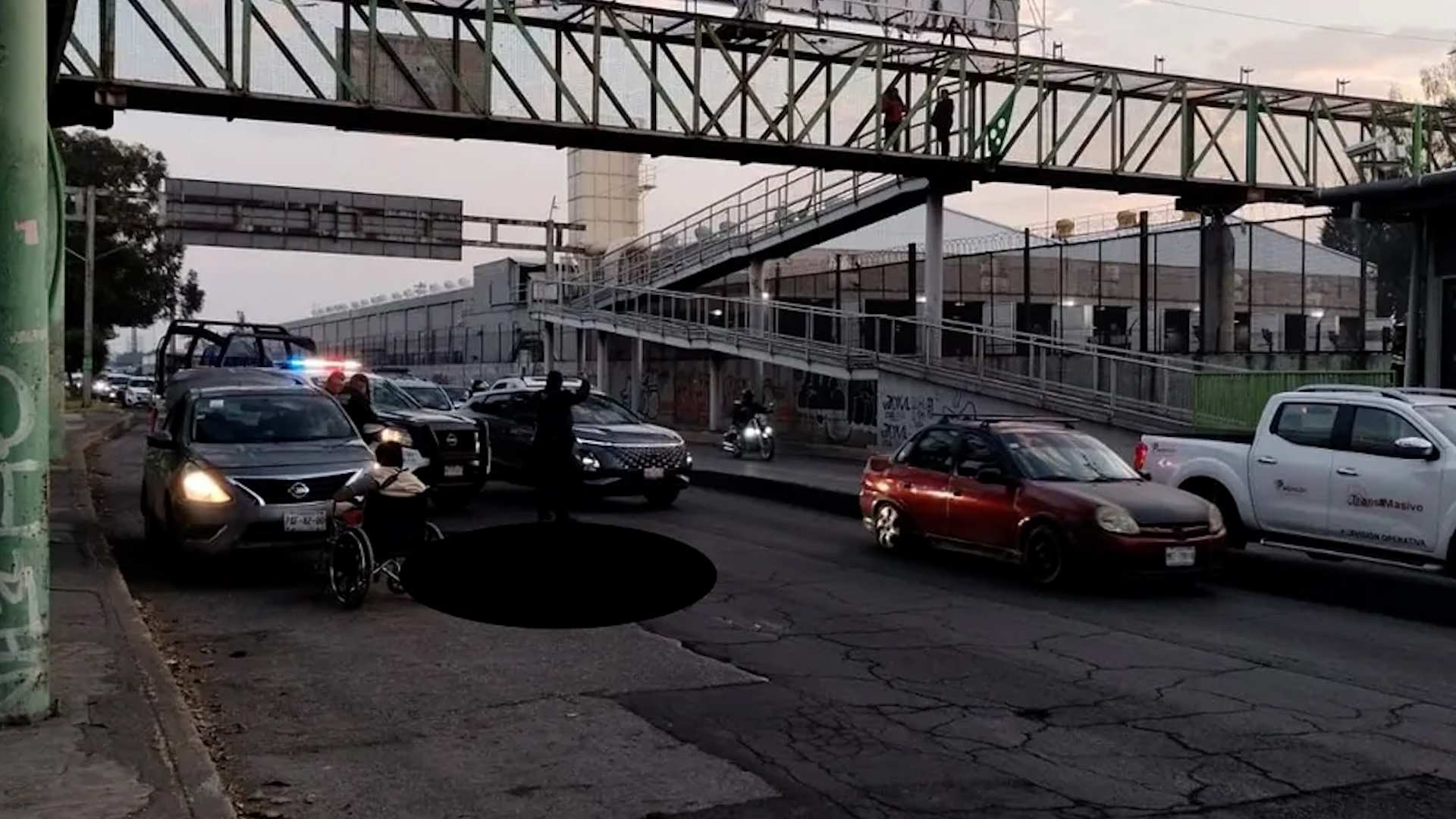 Un conductor de taxi de aplicación fue atropellado al intentar cambiar su llanta. El responsable huyó de la zona.