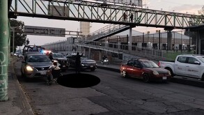 Autoridades resguardaron la zona donde un hombre murió atropellado por un tráiler en avenida Central, Ecatepec.