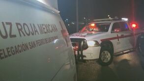 ambulancia de la Cruz Roja de San Pedro atendiendo al hombre herido