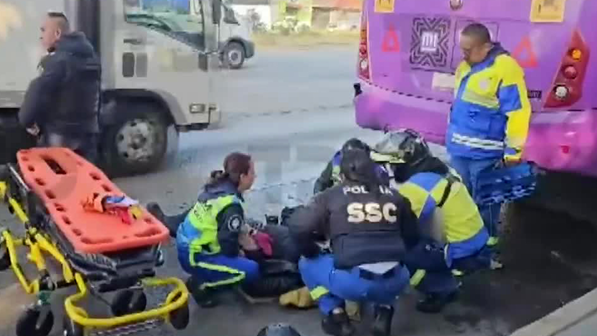 El camión se encontraba estacionado sobre los carriles laterales de Calzada Vallejo cuando ocurrió el accidente.