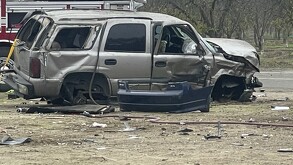 Camioneta involucrada en accidente donde una mujer y su bebé murieron en Fresno, California.