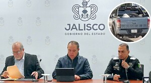 Autoridades en materia de seguridad de Jalisco sentados detrás de una mesa con micrófonos ante los medios de comunicación