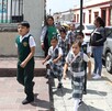 Niños haciendo simulacro de sismo en Oaxaca, México.