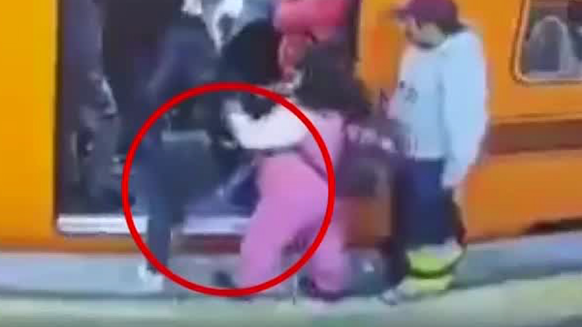 La unidad fue retirada tras generar humo e incendios menores, obligando a los usuarios a desalojar el tren incluso por las ventanas.