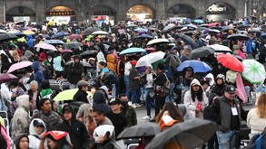 Capitalinos bajo la lluvia en el Zócalo.