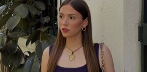 Marianne Gonzaga con cabello suelto