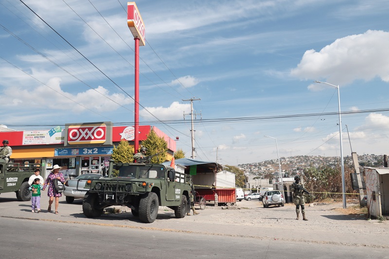 Elementos del Ejército afuera de un Oxxo resguardando la zona de un crimen en Puebla.