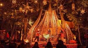 Personas presentando un espectáculo sobre un escenario de Navidalia en Guadalajara durante la noche y frente a personas