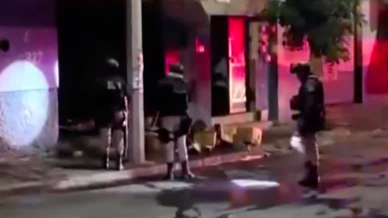 Un negocio de abarrotes fue atacado a balazos y posteriormente intentaron incendiarlo en Celaya, Guanajuato.