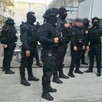 Policías de Jalisco uniformados de negro dentro del Penal de Puerto Vallarta durante un operativo de seguridad