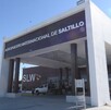 Se observa un edificio café con letras que dicen Aeropuerto Internacional de Saltillo.