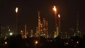 Mientras los bomberos industriales realizaban las maniobras necesarias para sofocar las llamas, elementos de seguridad procedieron a acordonar un amplio perímet