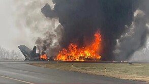 Avión colapsado tras accidente aéreo.