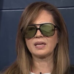 Yolanda Andrade con lentes y con un parche en el ojo derecho tras haber sufrido una aneurisma cerebral.