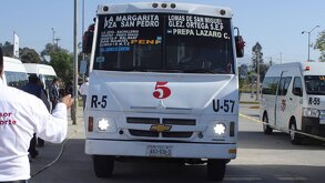 Un camión del transporte público marcado con el número de ruta 