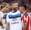 Sergio Ramos disputando un partido con Rayados en contra de las Chivas del Guadalajara.