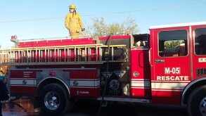 Elementos de Bomberos de Matamoros, que salvaron a un cachorro atorado en un auto.