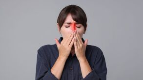 Persona con malestares causados por la sinusitis.