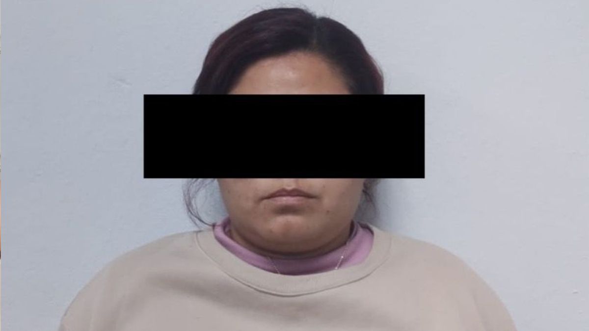 Mujer detenida tras agredir a su hija menor de edad en Torreón, la mujer aparrece con los ojos cubiertos debido a su detención.