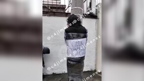 Gerardo ‘N’ siendo emplayado por vecinos de Tláhuac por venderles licencias de conducir falsas.