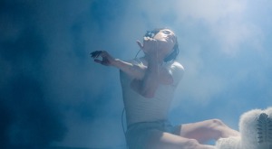 Se observa a un hombre con short y con botas blancas de peluche.