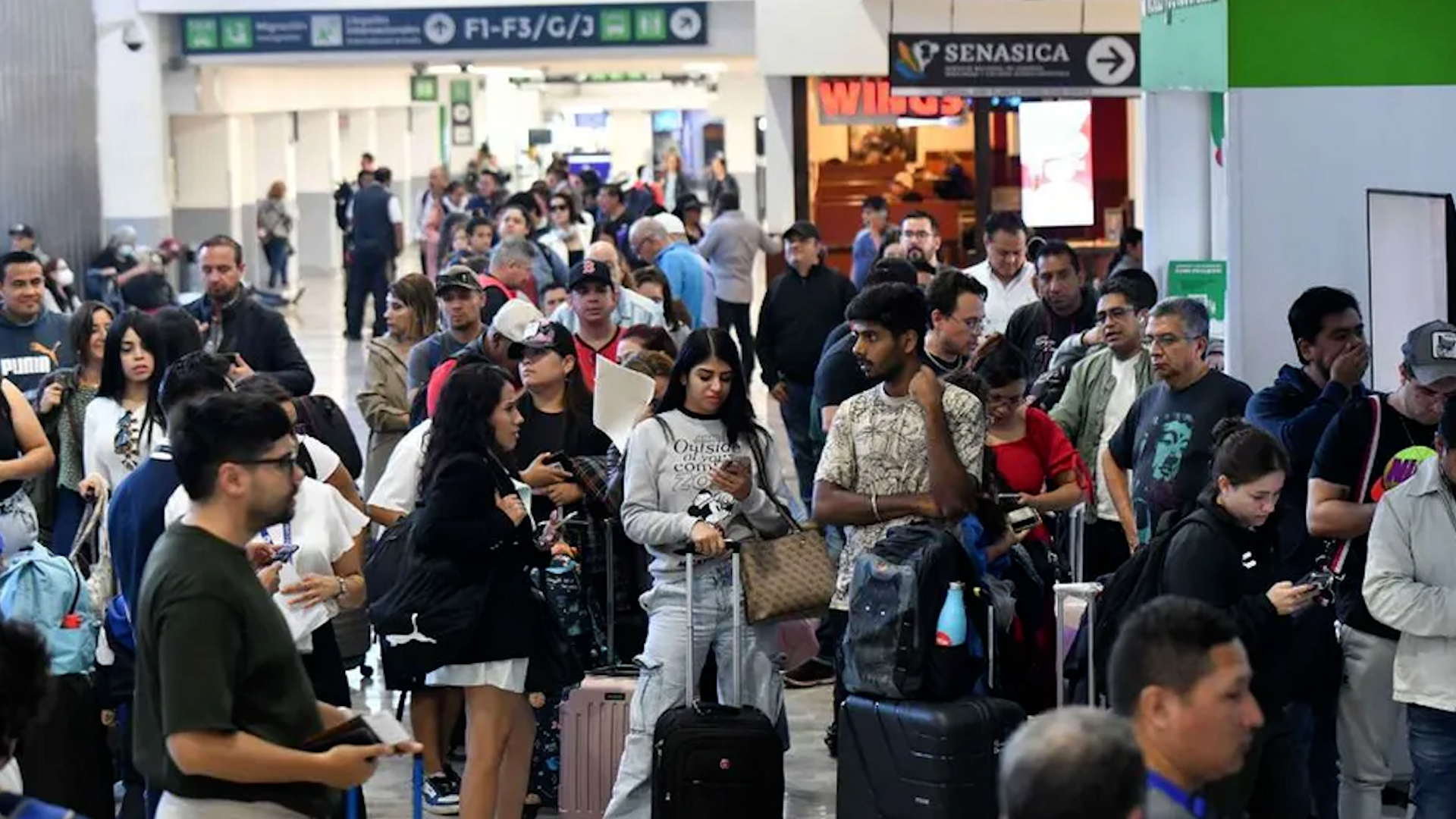 Personas de diferentes partes de la Ciudad viajan dentro y fuera del país con motivo de las vacaciones de invierno.