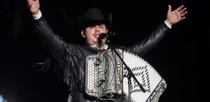 Alfredo Olivas, cantante de regional mexicano,  en concierto tocando el acordeón