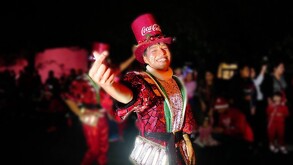 Bailarín de la Caravana Coca Cola durante evento nocturno