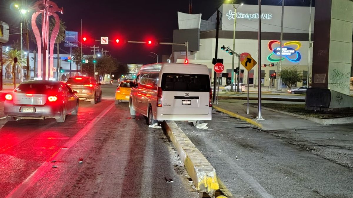 carro se sube al camellón tras choque, carro blanco en la Cuautémoc.