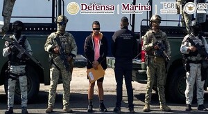 Armando 'G', alias 'Delta 1', en medio de militares del Ejército Mexicano y la Guardia Nacional, con los ojos censurados  y sosteniendo un sobre amarillo