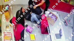 Empleados del 3B enfrentándose a asaltante en Chimalhuacán.