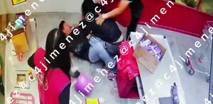Empleados del 3B enfrentándose a asaltante en Chimalhuacán.