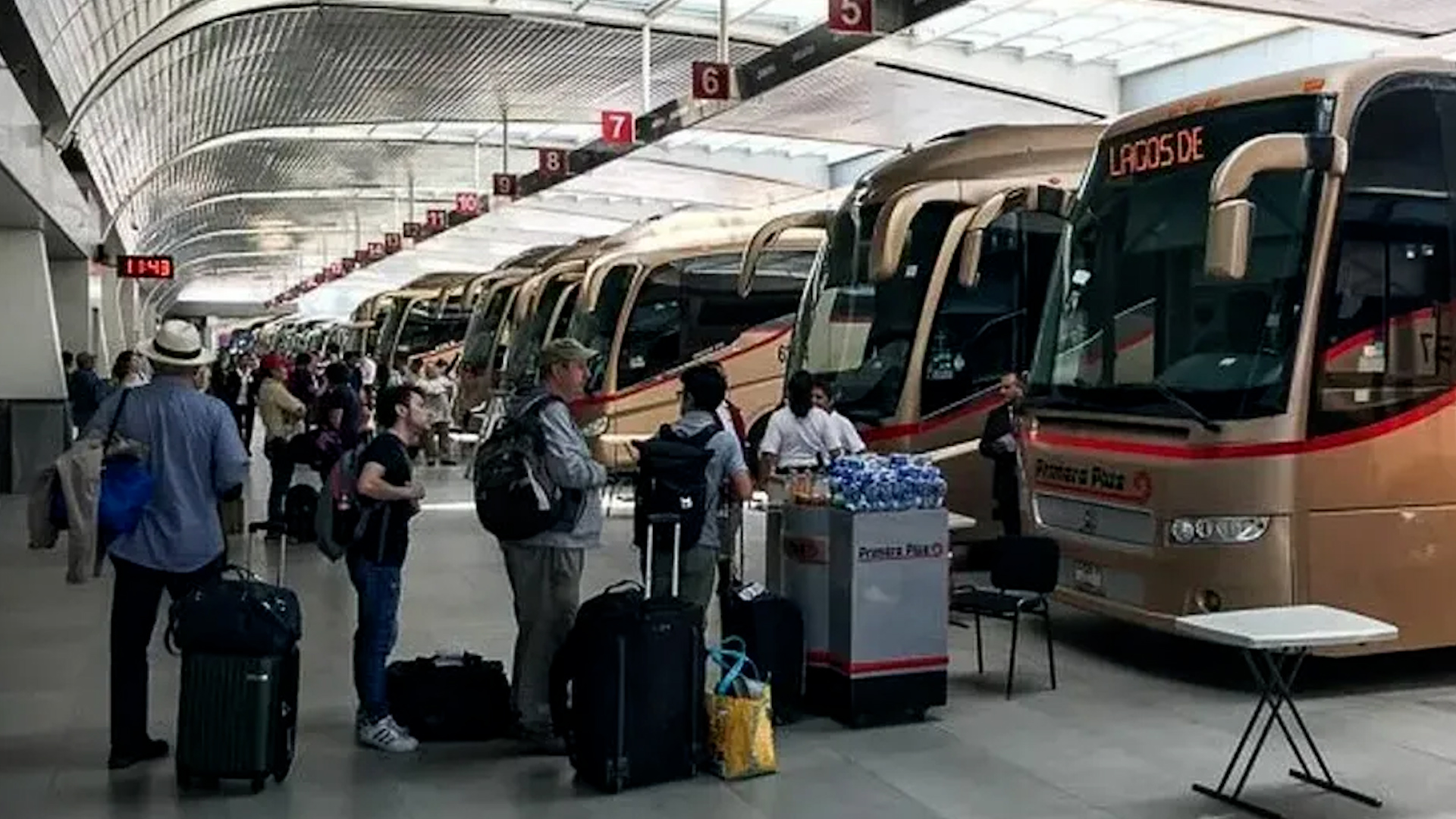 Las centrales camioneras de la Ciudad de México se llenan de familias que viajan al interior de la republica por la temporada navideña.