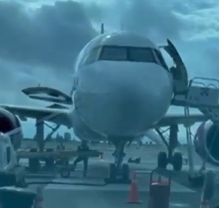 un avión estacionado en una pista de aeropuerto