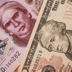 Dólar estadounidense y billete de 50 pesos mexicanos.