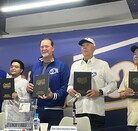Cinco hombres posan tras una mesa con libros titulados 'Charros Campeones' frente a un fondo azul que dice 'Todos somos Charros' en letras blancas.