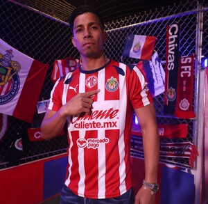 Ángel Sepúlveda con el jersey de Chivas.