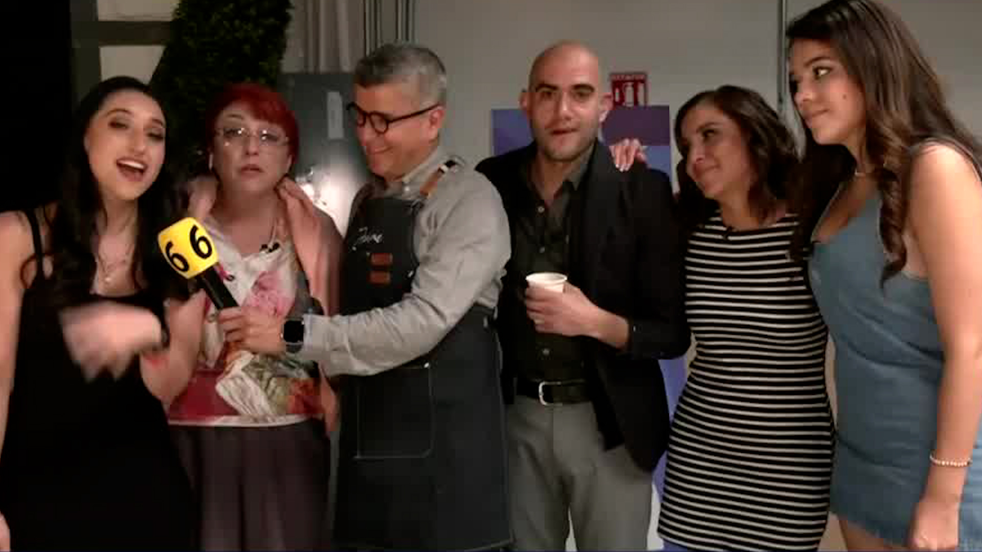 Durante una reunión con motivo de las festividades, los conductores de Telediario envían sus mejores deseos al auditorio de Canal 6.